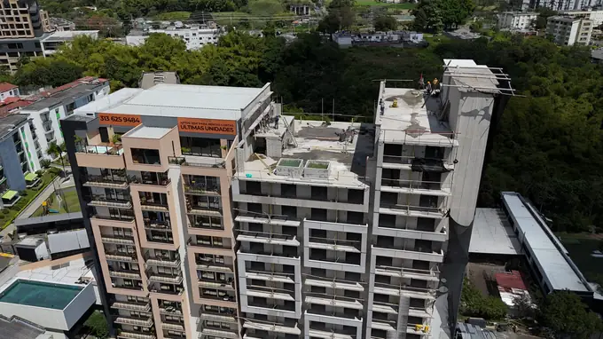 Fotografía aérea de la torre y su entorno durante la construcción